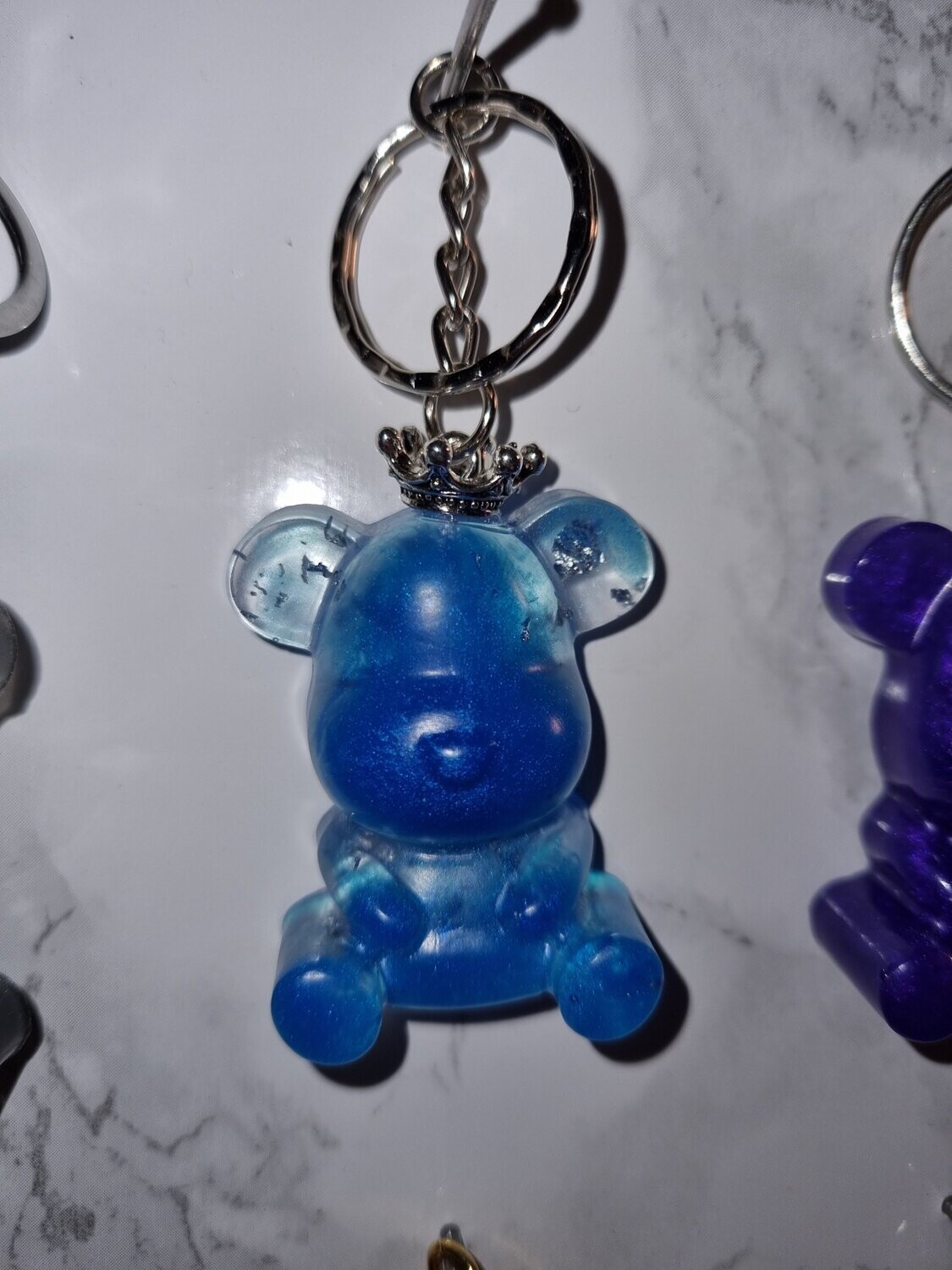 Porte clé moyen ourson couronné bleu feuilles d'argent