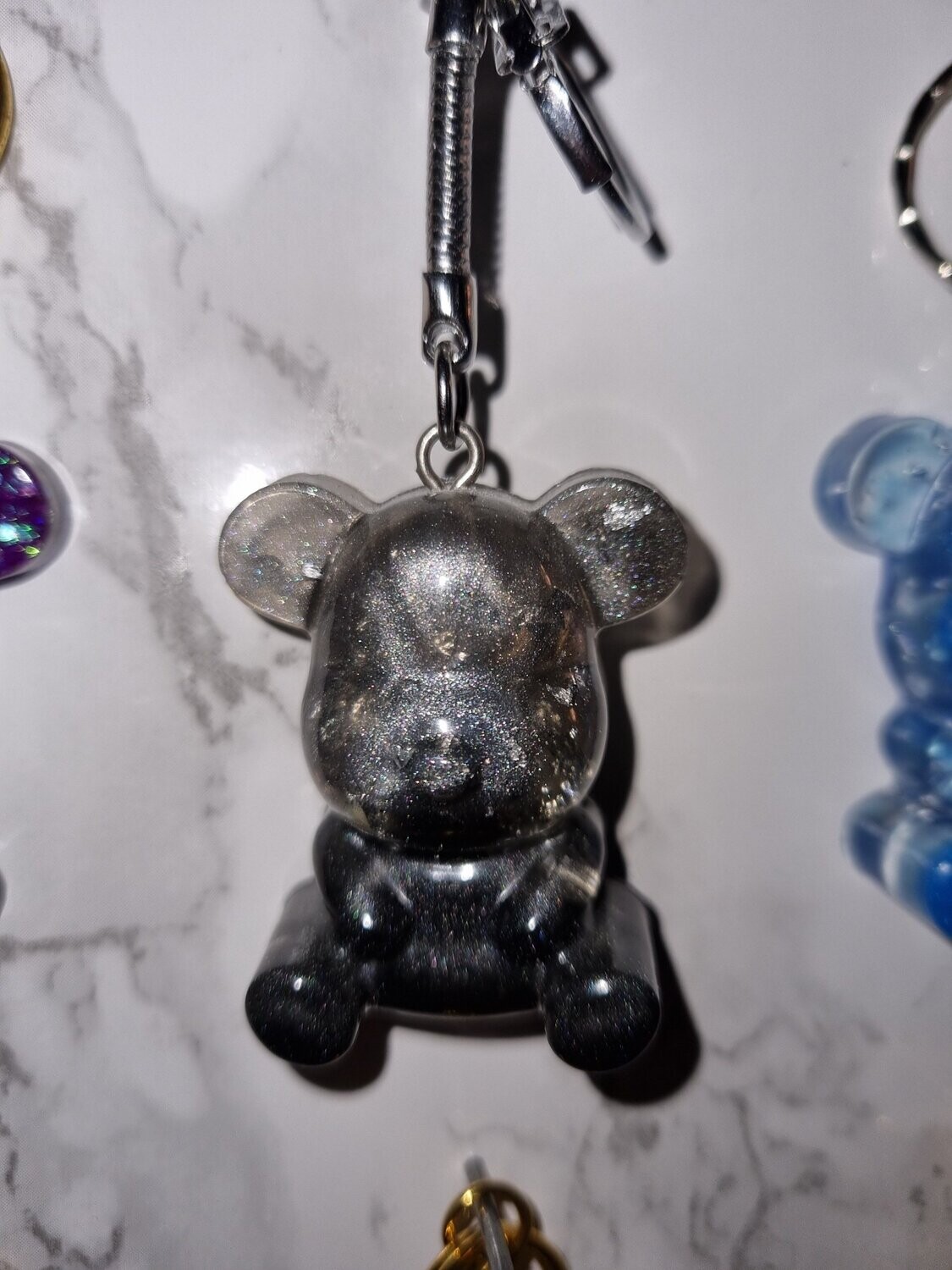 Porte clé moyen ourson noir feuilles d'argent