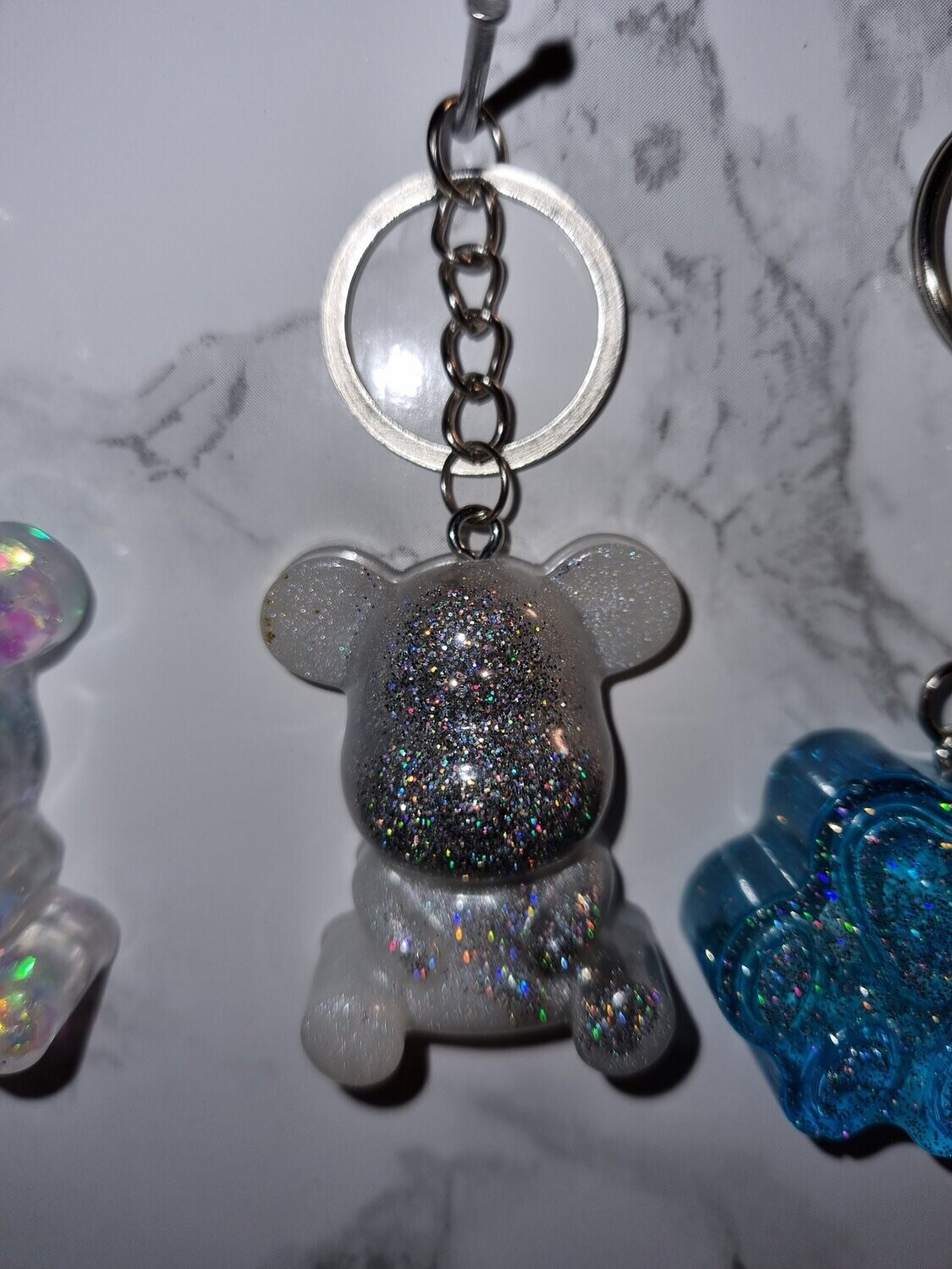 Porte clé moyen ourson blanc paillettes holographiques