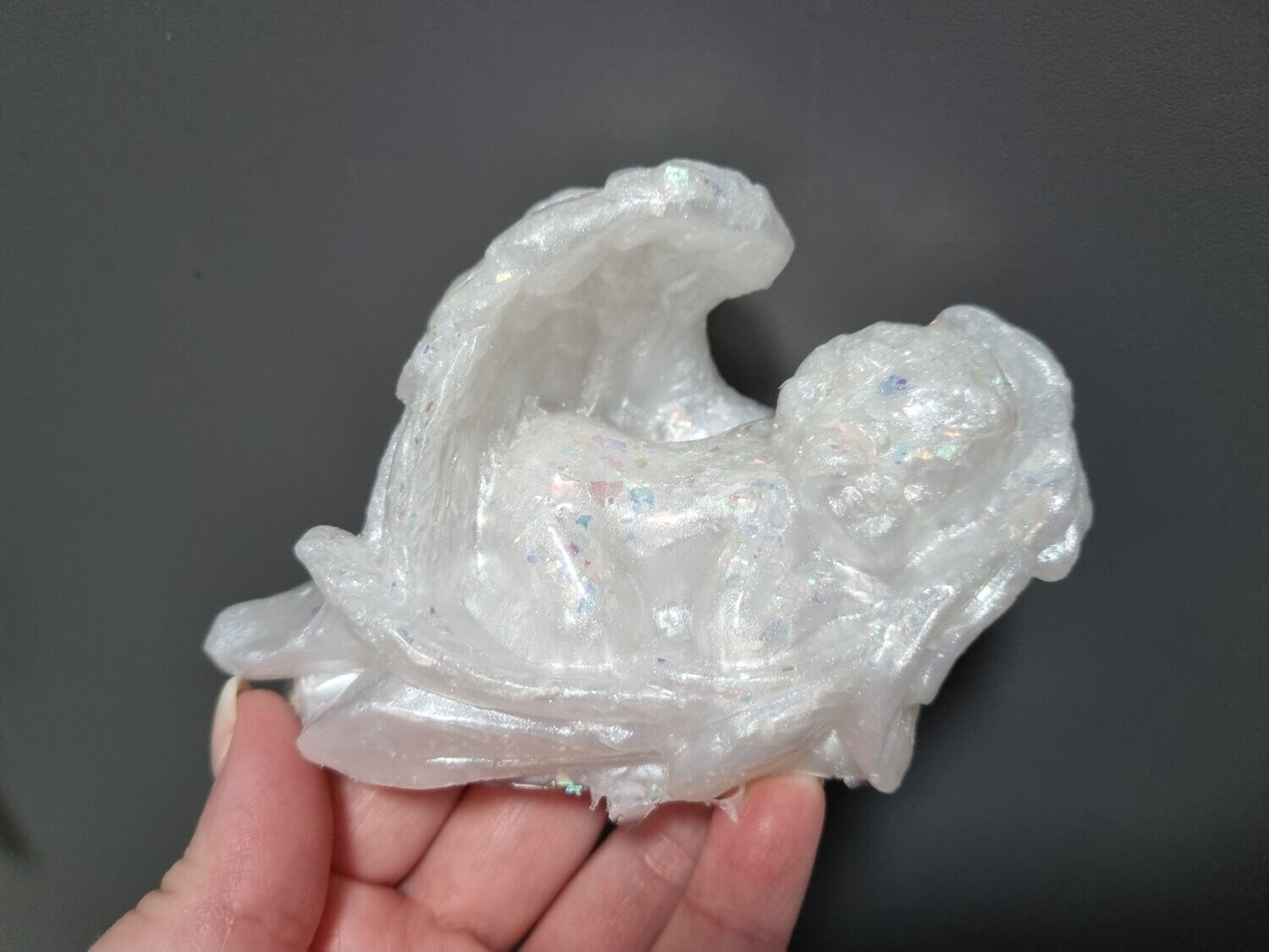 Bébé ange blanc nacré et confetti multicolores