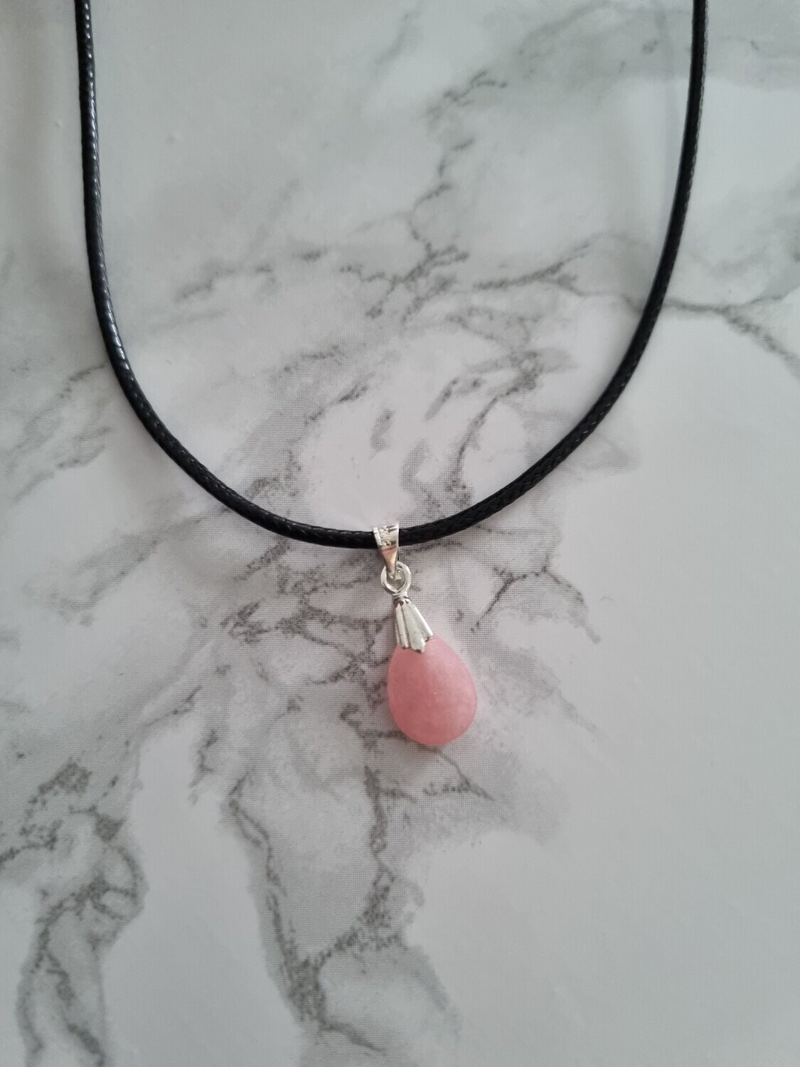 Collier résine mini goutte rose pastel