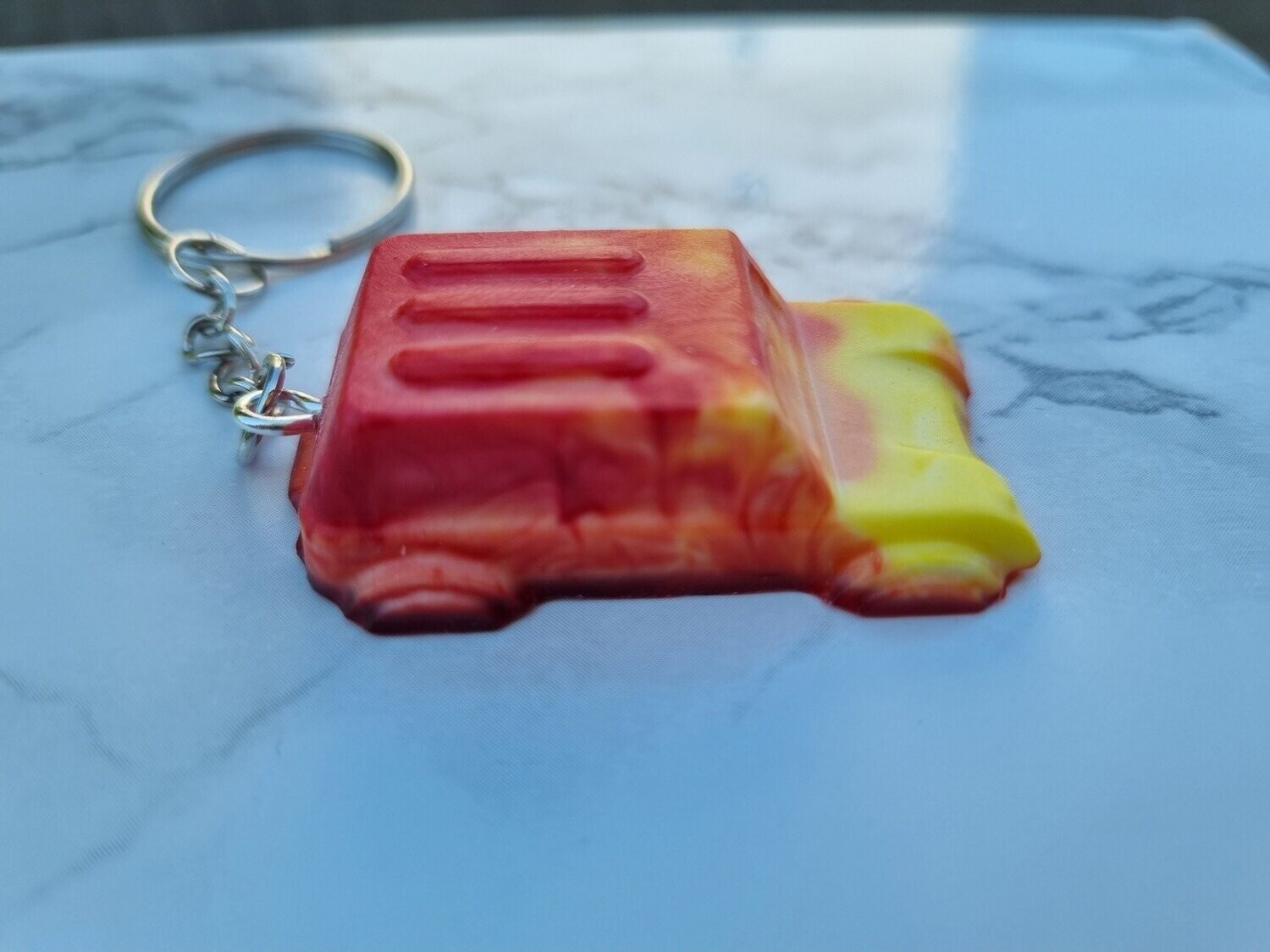 Porte clé voiture 4x4 marbré rouge et jaune