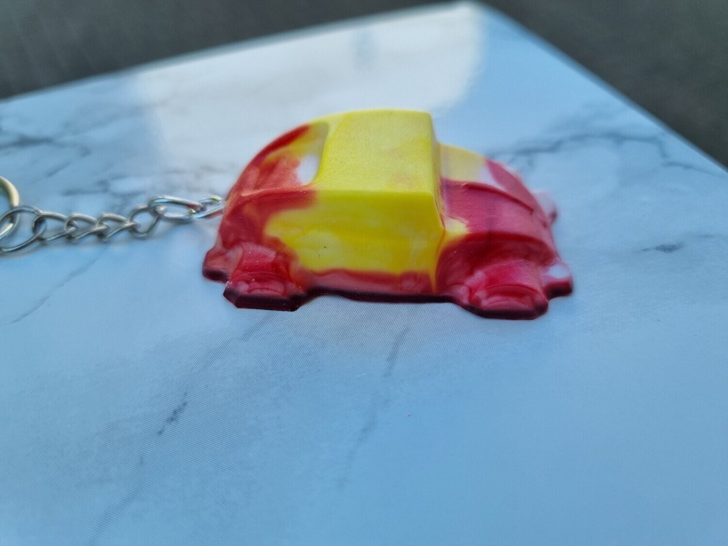 Porte clé voiture vintage marbré rouge et jaune