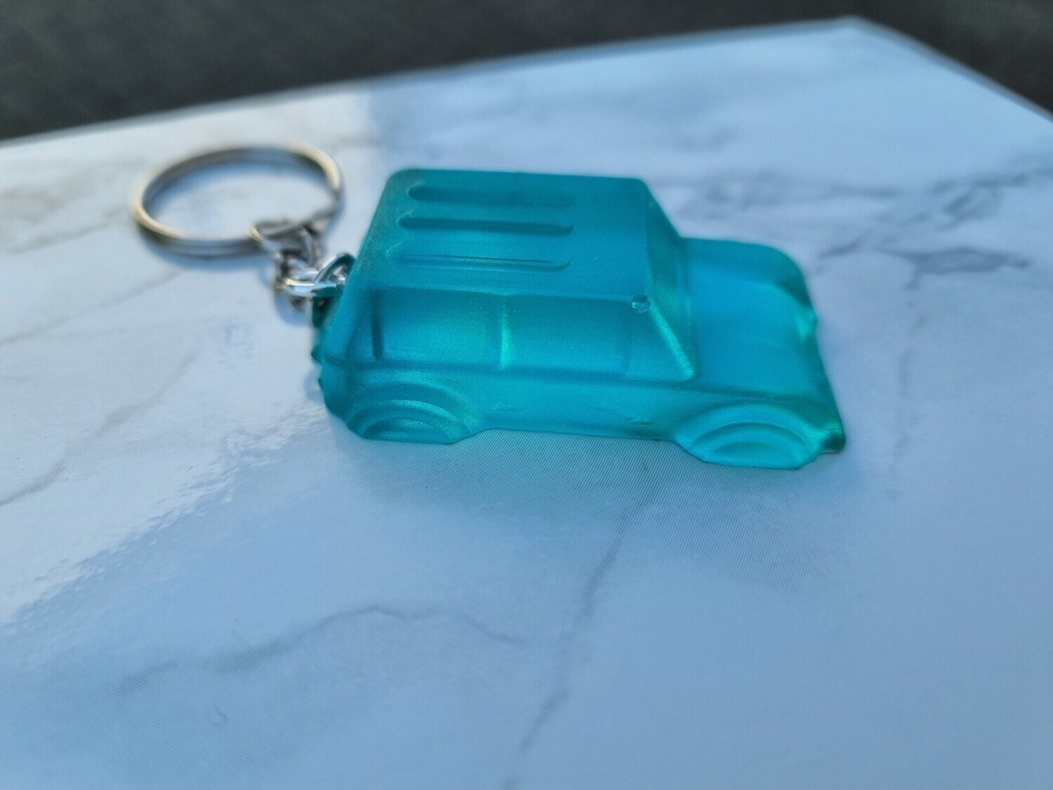 Porte clé voiture 4x4 bleu translucide