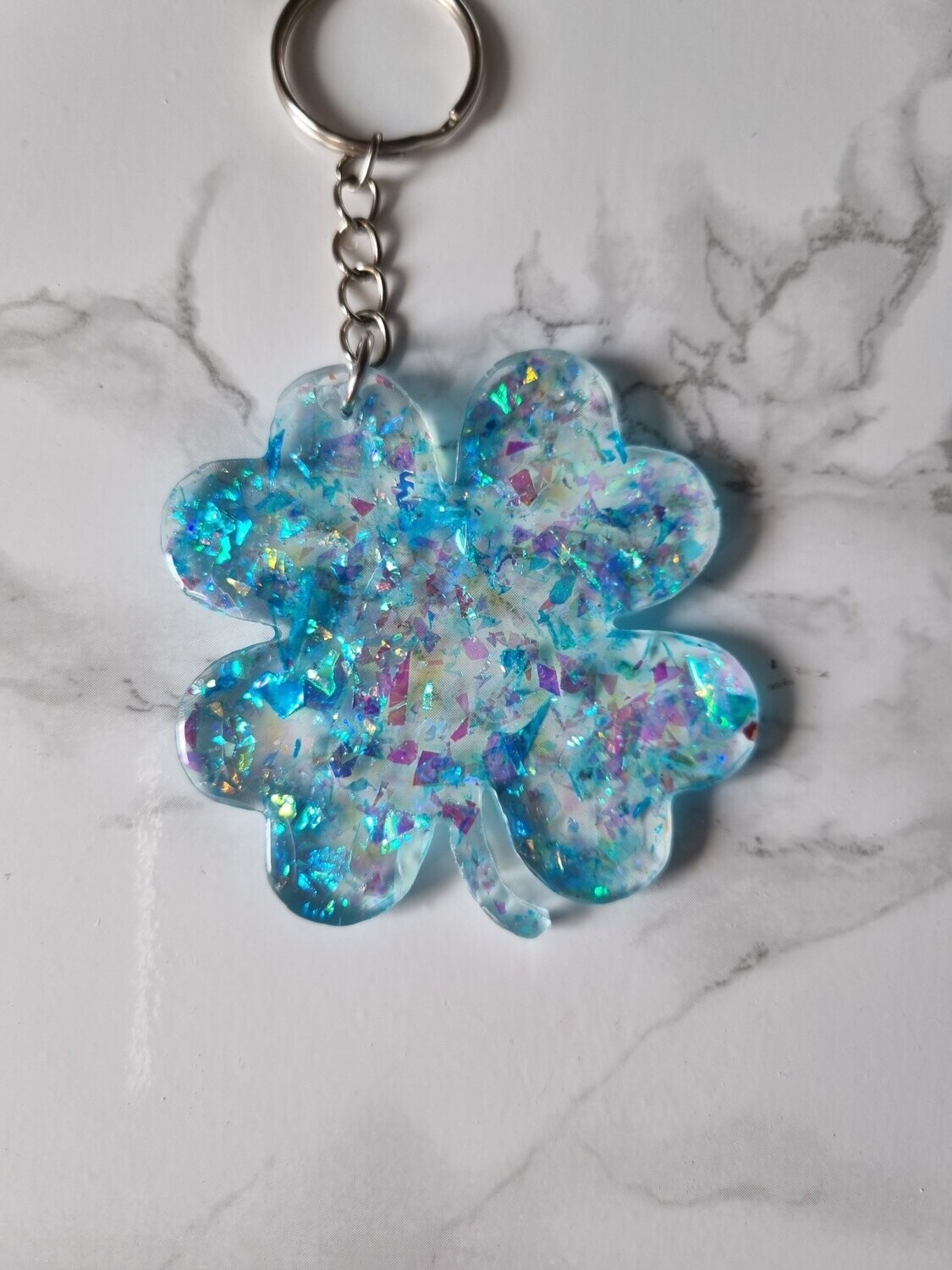 Porte clé trèfle confettis bleu holographique