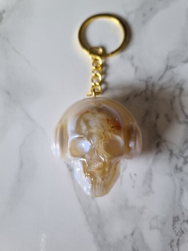 Porte clé crâne blanc nacré avec casque