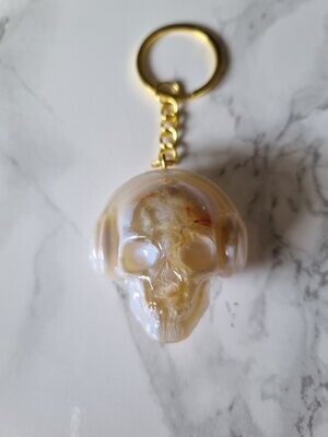 Porte clé crâne blanc nacré avec casque