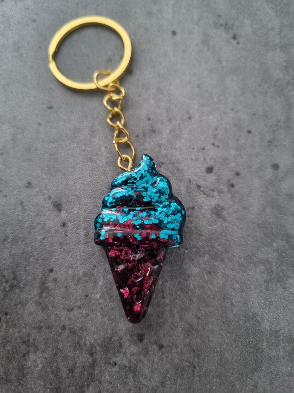 Porte clé cône glacé rouge et bleu pailleté