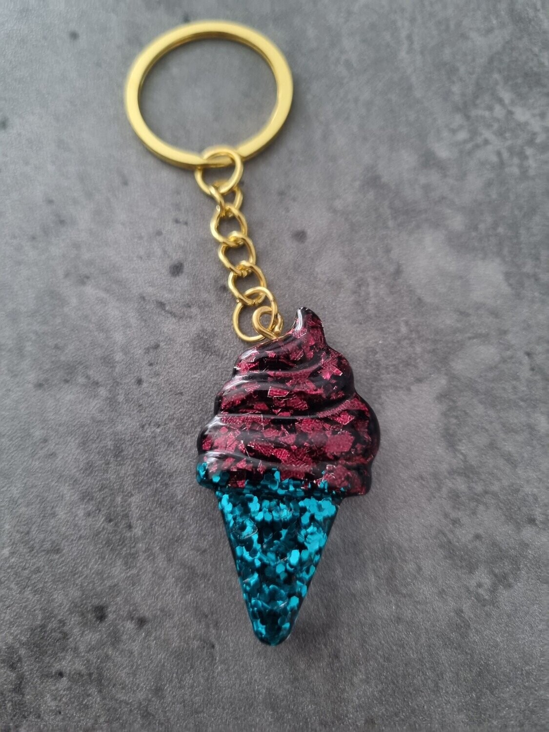 Porte clé cône glacé bleu et rouge pailleté