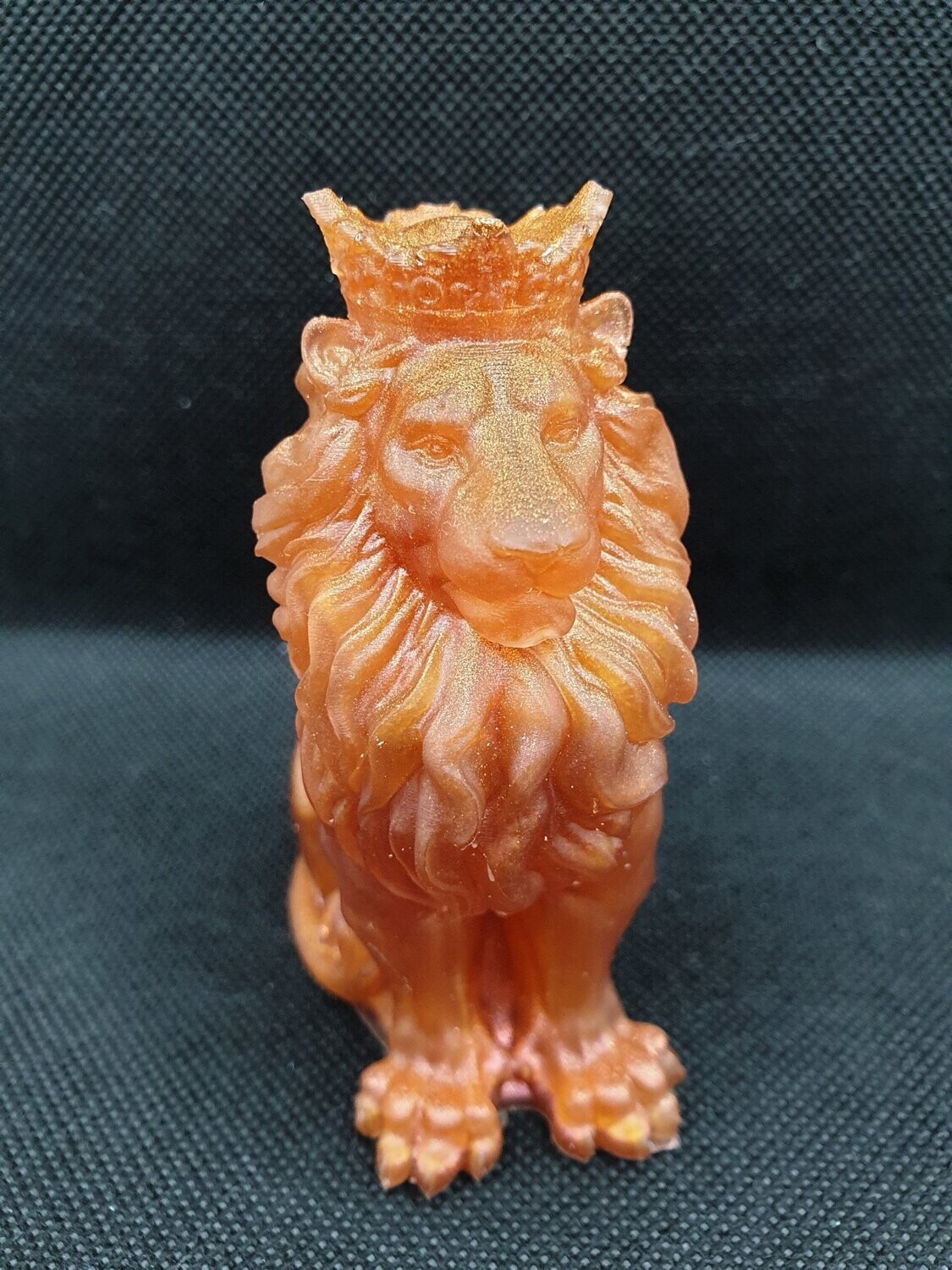 Roi lion or foncé