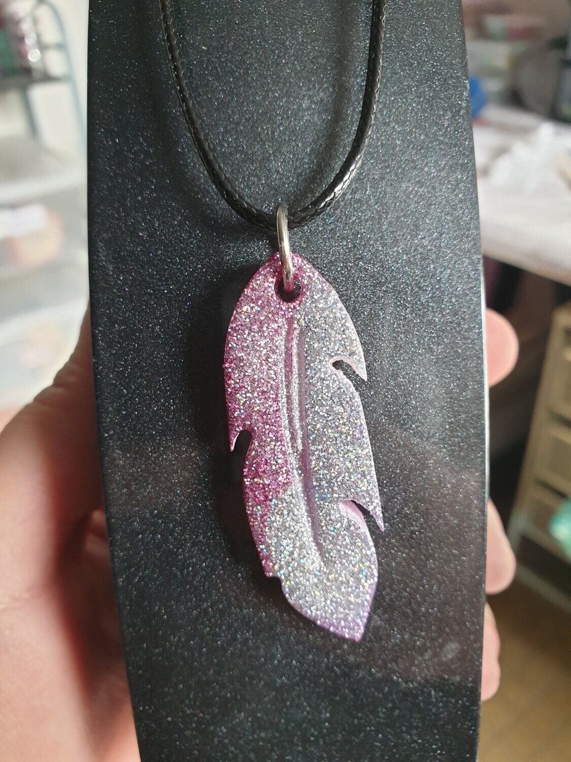 Collier plume en résine rose et blanche pailletée