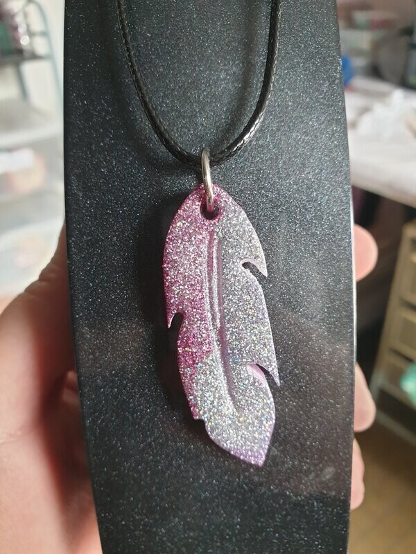 Collier plume en résine rose et blanche pailletée