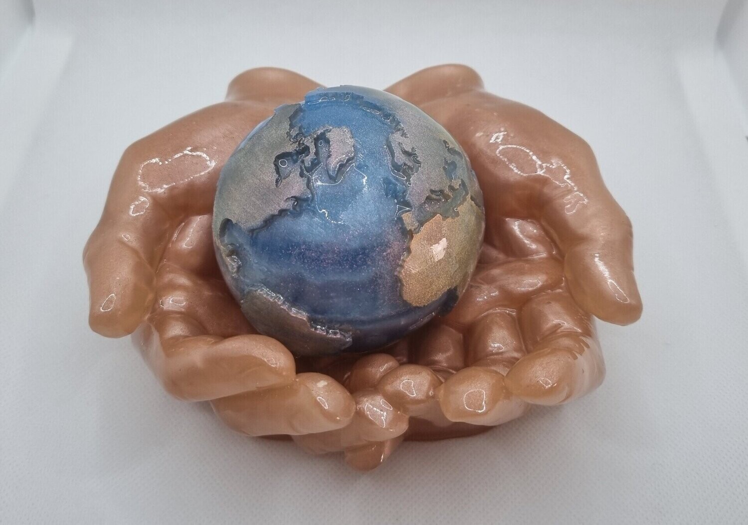 Le monde dans ses mains
