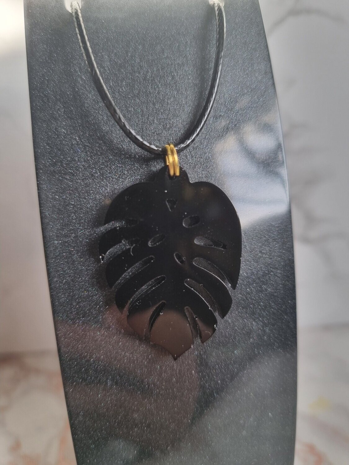 Collier feuille noire
