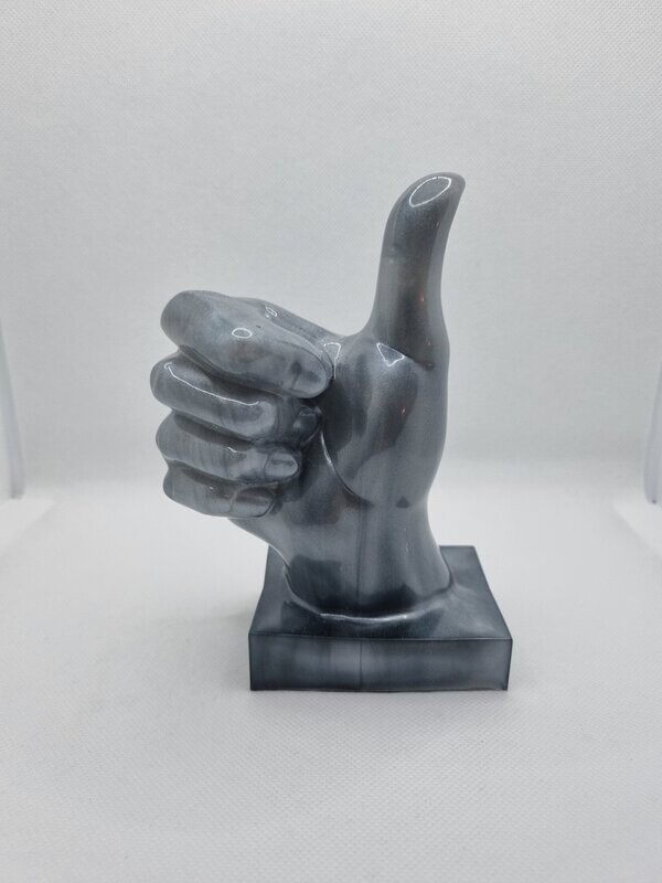 Pouce sur socle marbré gris