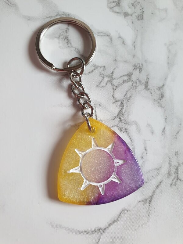 Porte clé médiator jaune violet soleil