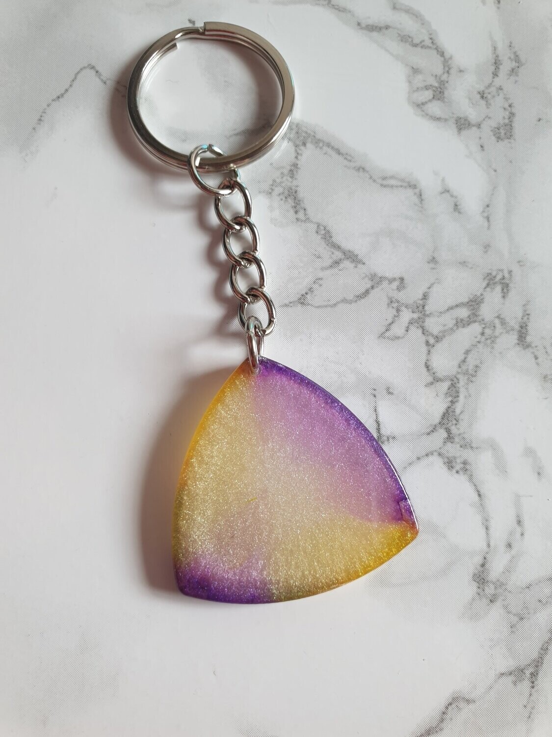 Porte clé médiator jaune violet
