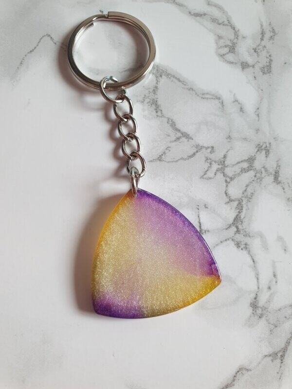 Porte clé médiator jaune violet