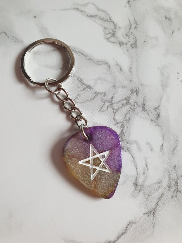 Porte clé médiator jaune violet étoile
