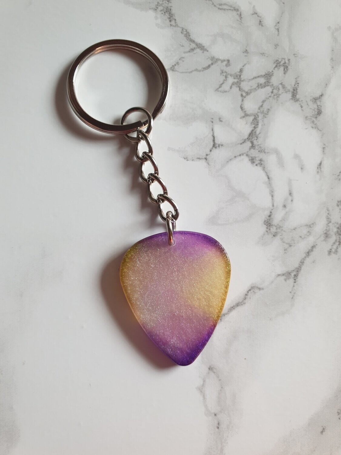 Porte clé médiator jaune violet goutte