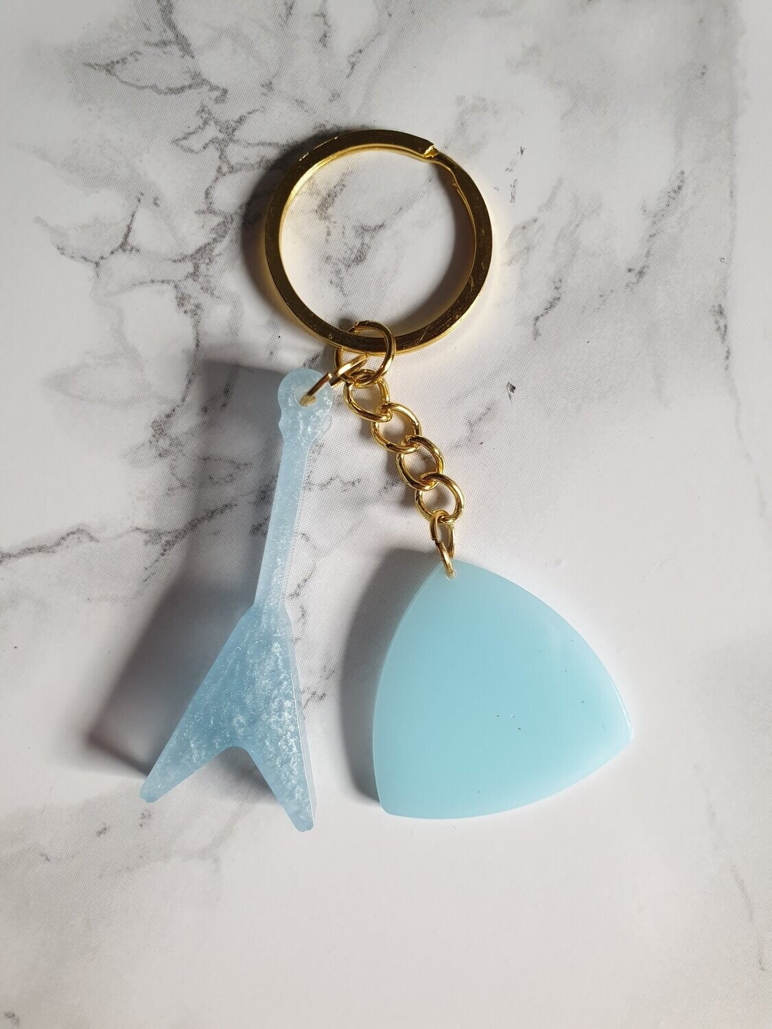 Porte clé médiator et guitare bleu pastel