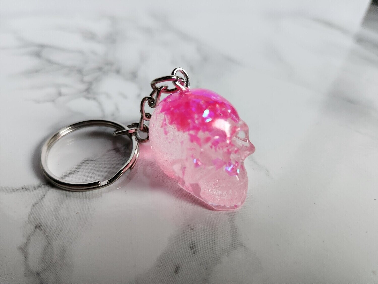 Porte clé mini crâne rose à paillettes