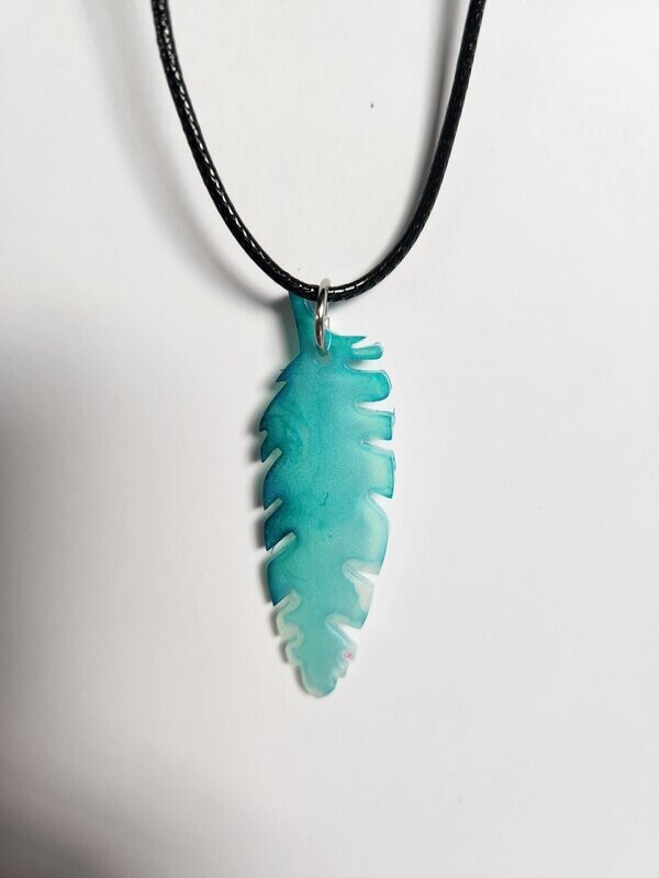 Collier plume en résine turquoise marbré