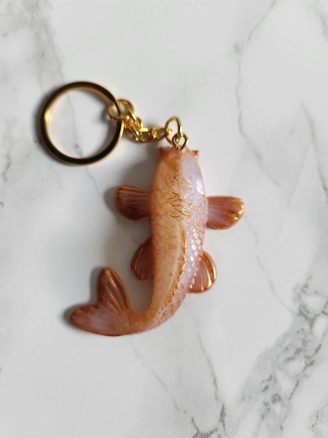Porte clé Carpe Koï blanc nacré et cuivré