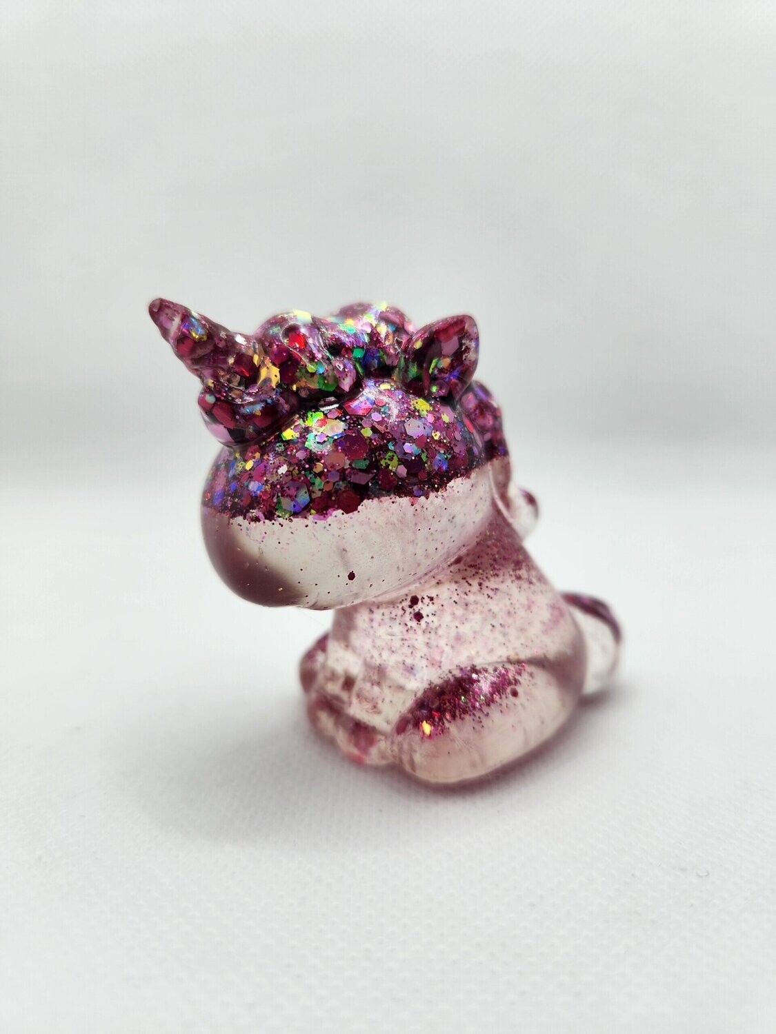 Petite licorne rose et paillettes multicolores