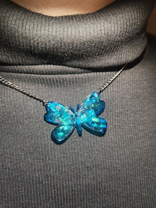 Collier papillon bleu pailleté chainette gris foncé