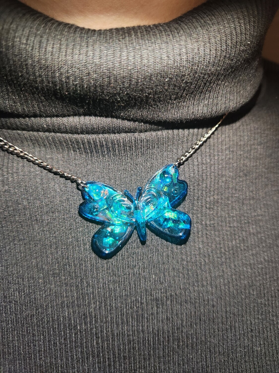 Collier papillon bleu pailleté chainette gris foncé