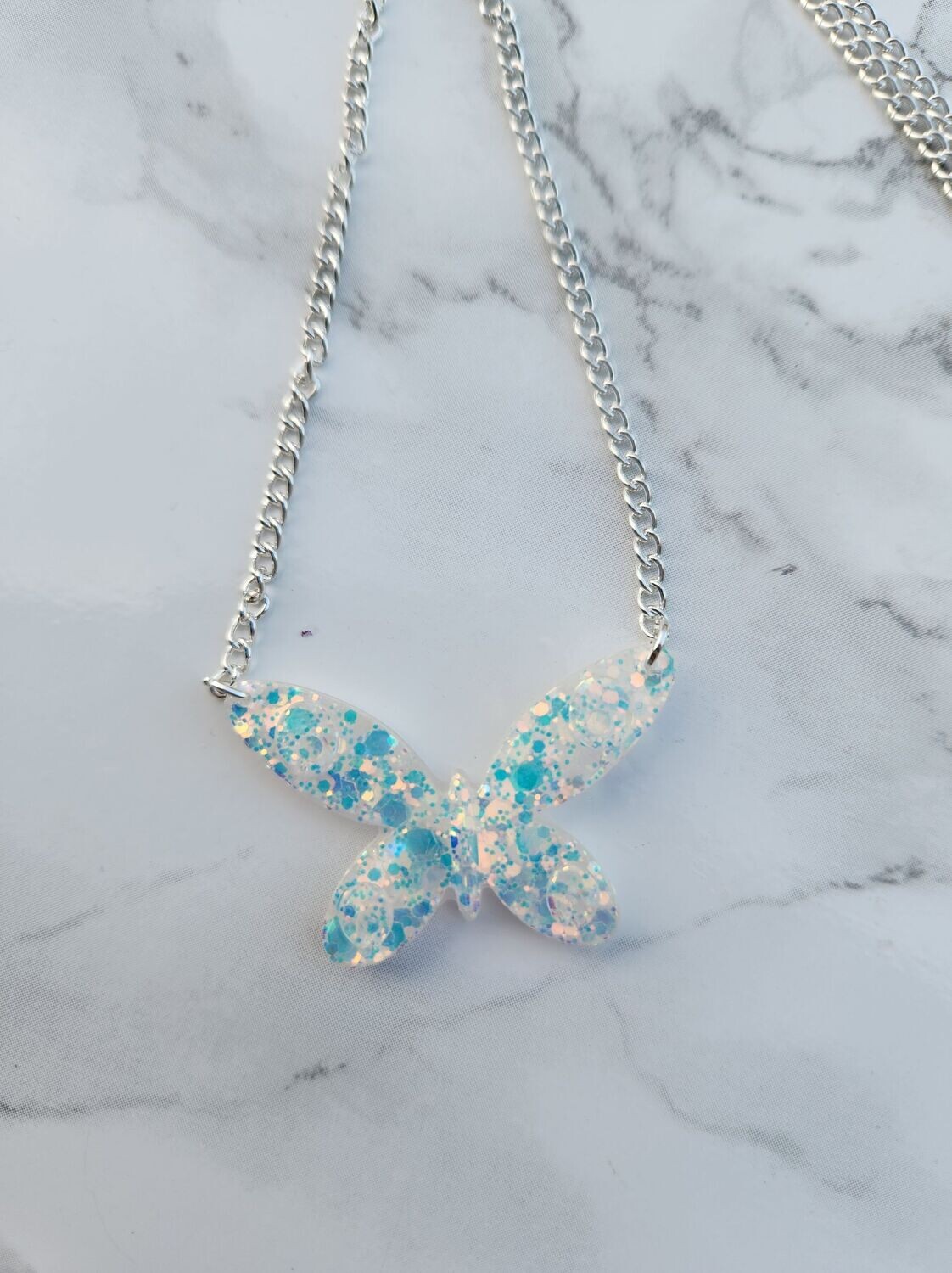 Collier papillon paillettes holographiques chainette argentée