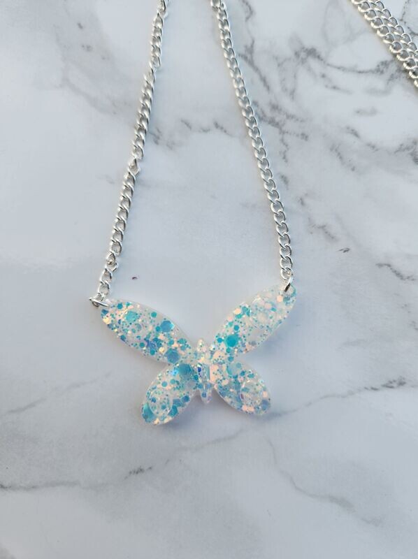 Collier papillon paillettes holographiques chainette argentée