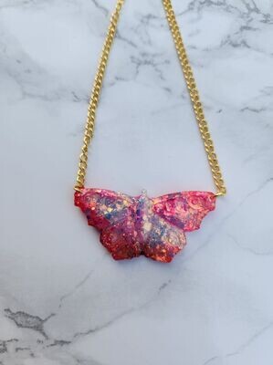 Collier papillon rose et paillettes holographiques chainette dorée