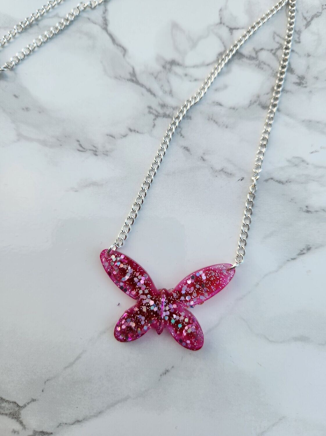 Collier papillon fuchsia et paillettes holographiques chainette argentée
