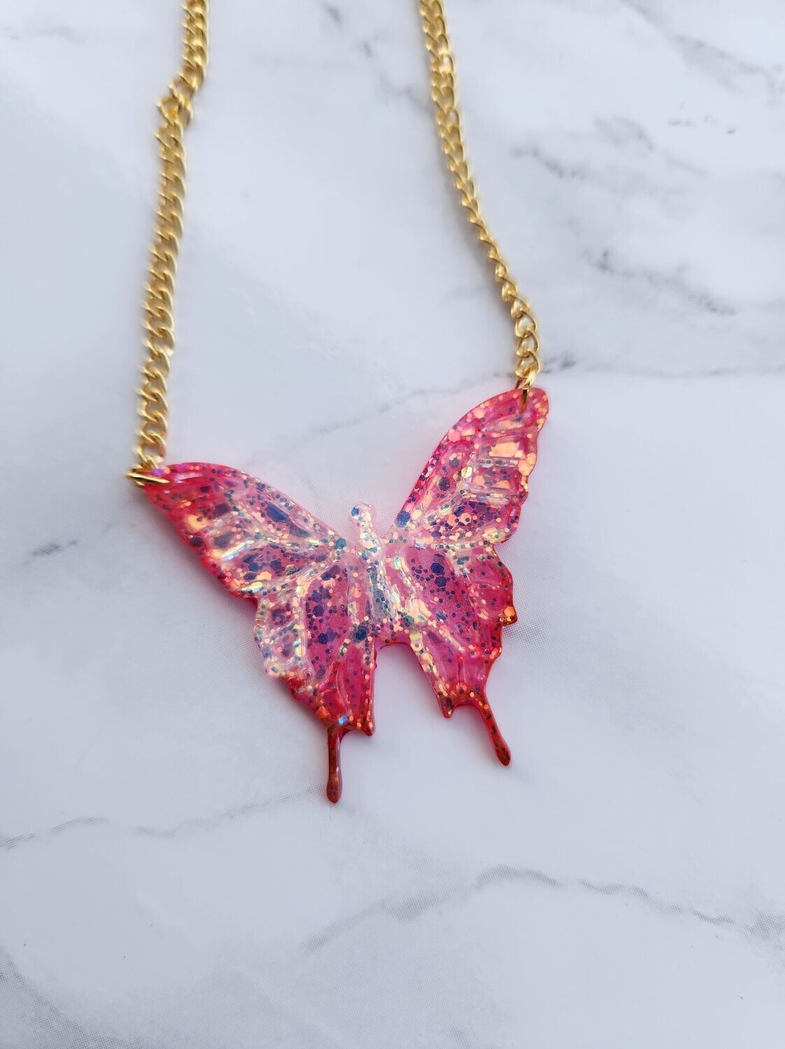 Collier papillon fuchsia et paillettes holographiques chainette dorée