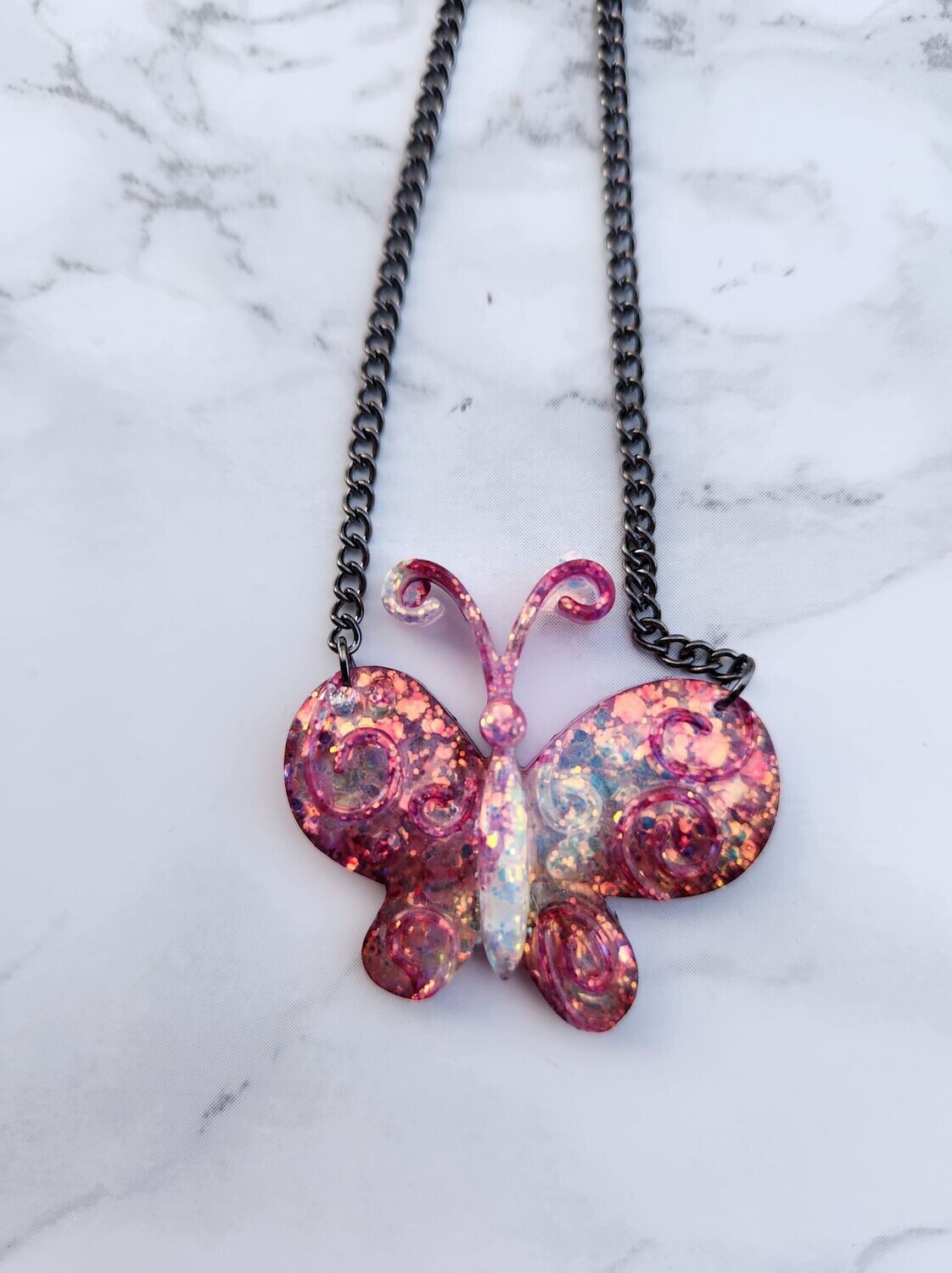 Collier papillon violet rose et paillettes holographiques chainette gris foncé