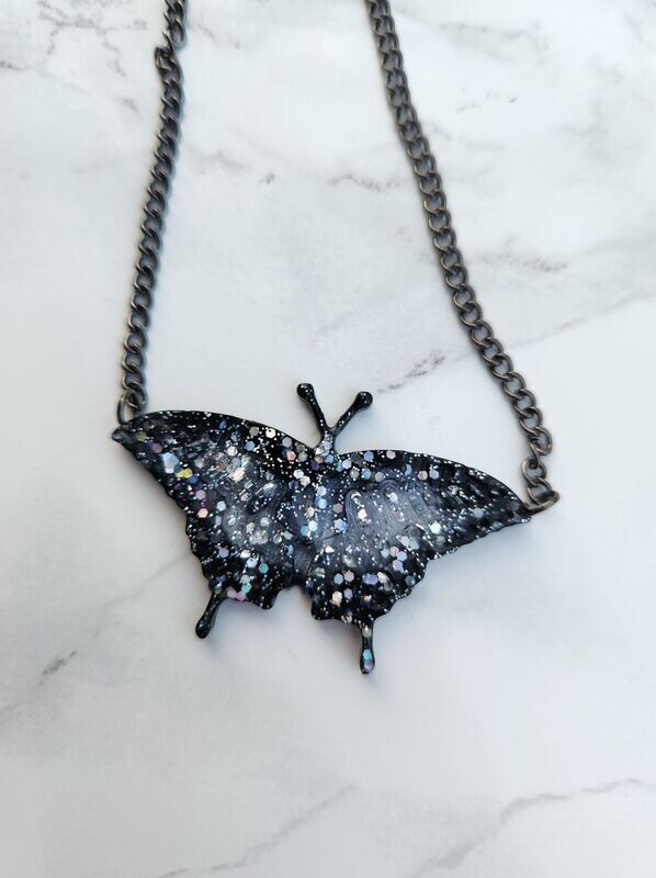 Collier papillon noir et paillettes holographiques chainette gris foncé