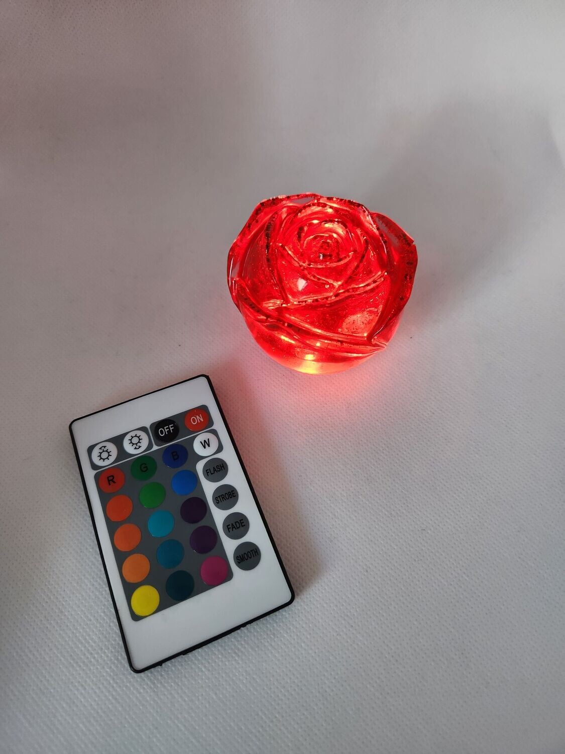 Rose lumineuse avec sa télécommande personnalisée
