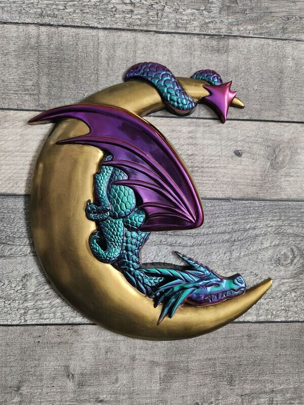Dragon caméléon sur sa lune personnalisé