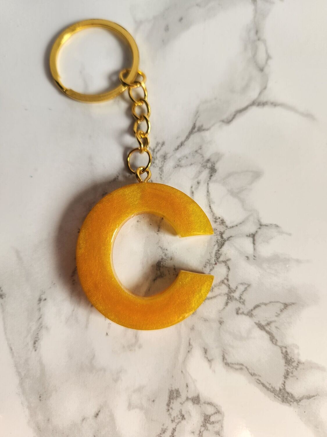 C jaune orangé