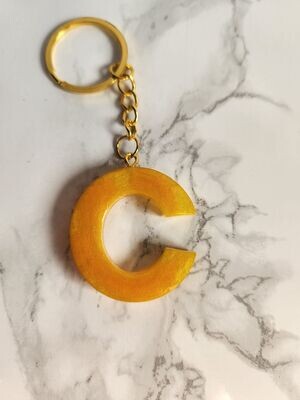 C jaune orangé
