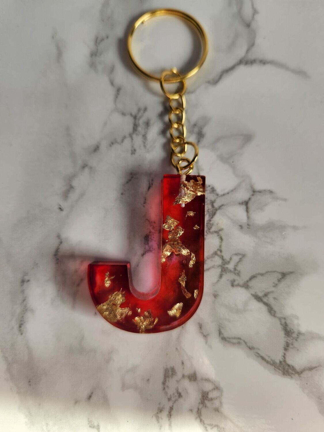 J rouge feuilles d'or