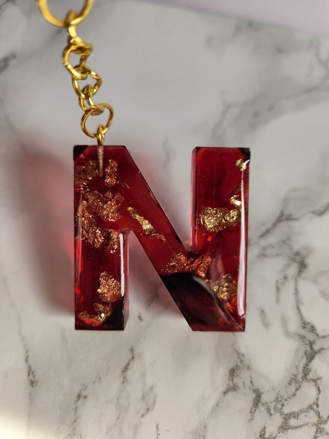 N rouge foncé feuilles d'or