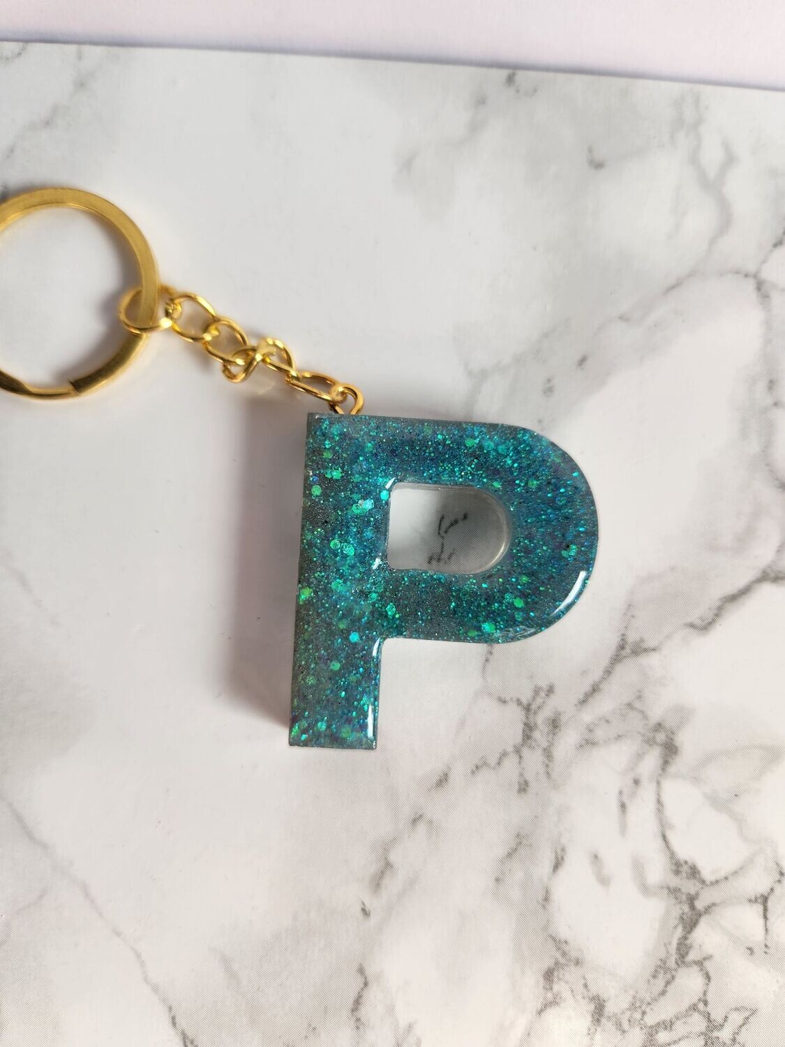 P turquoise pailleté