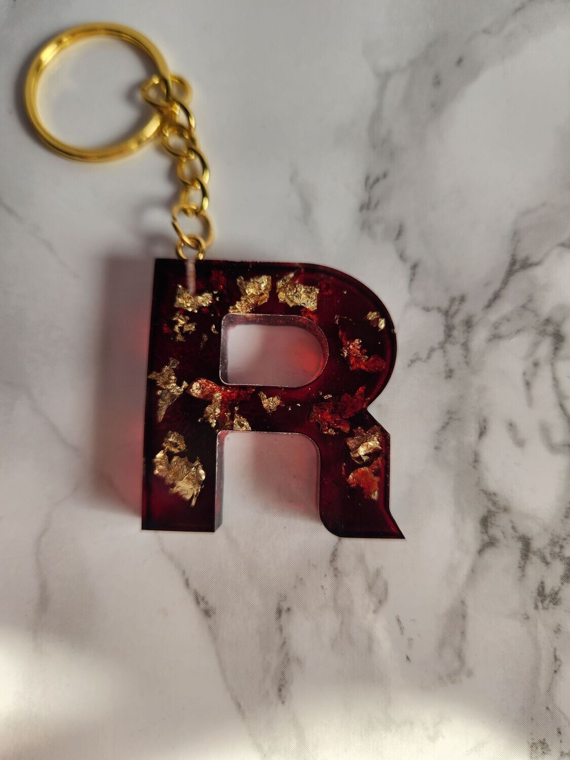R rouge et noir feuilles d'or