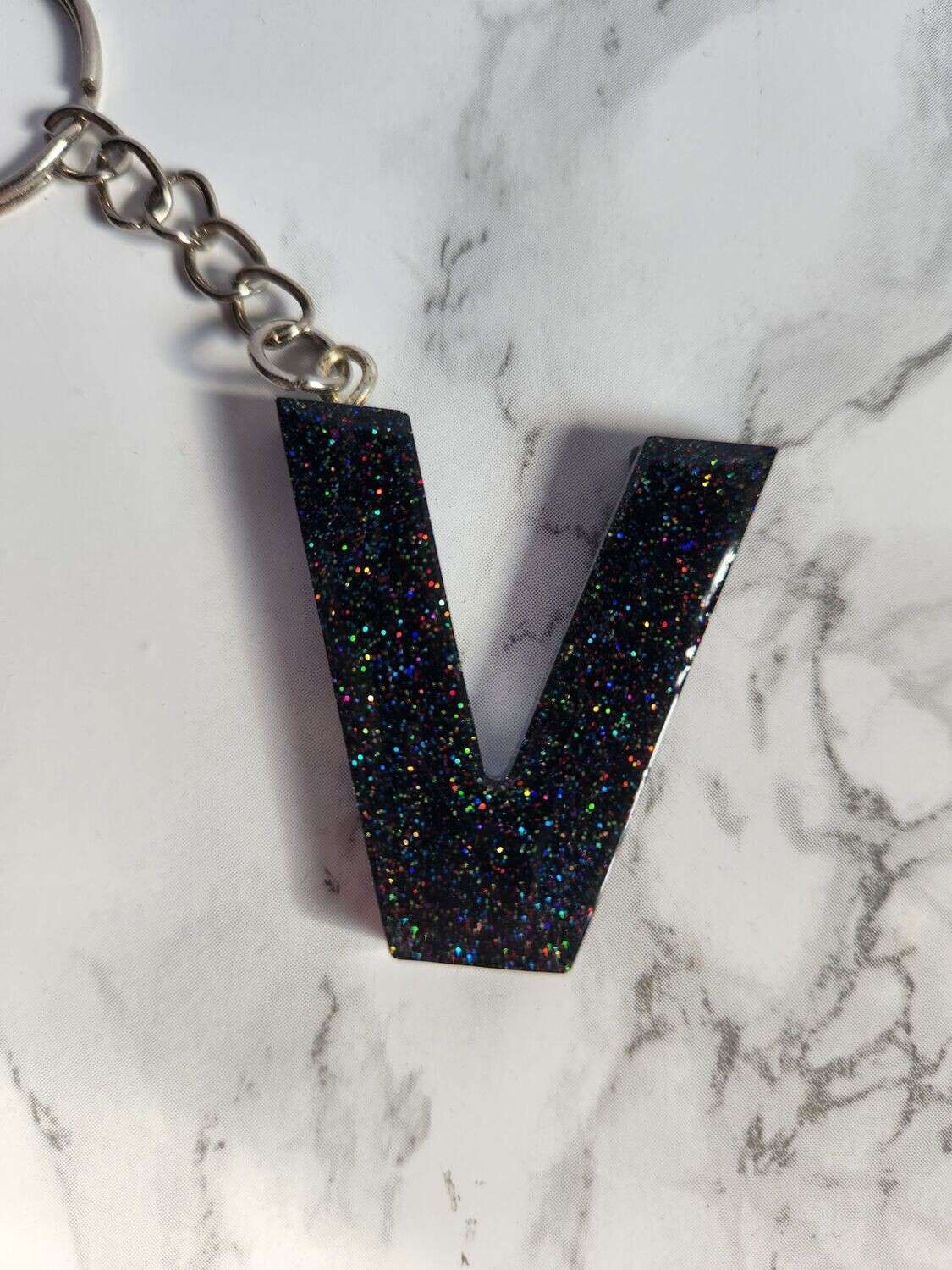 V noir pailleté