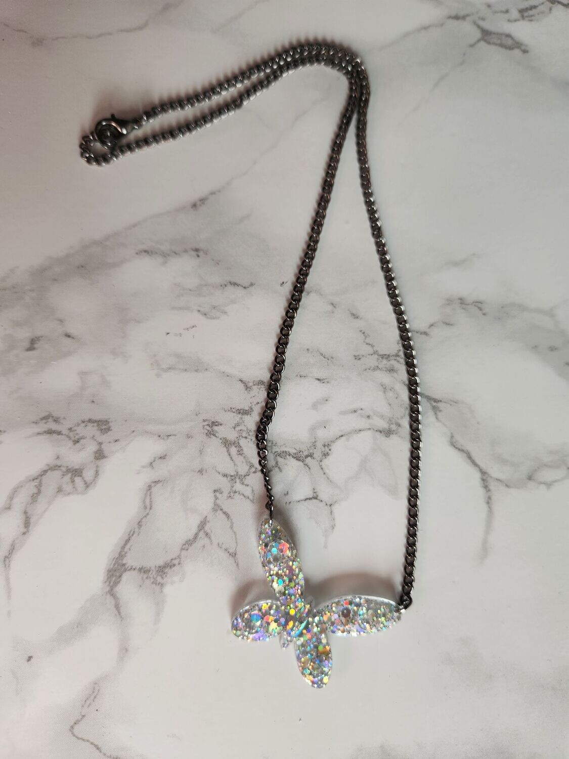 Collier papillon pailleté holographique chainette gris foncé