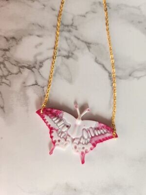 Collier papillon marbré rose et blanc chainette dorée