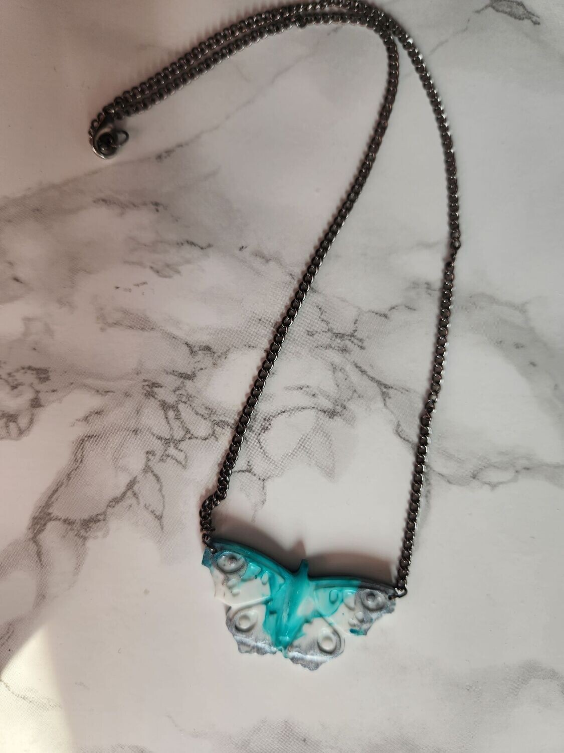 Collier papillon marbré turquoise et gris chainette gris foncé